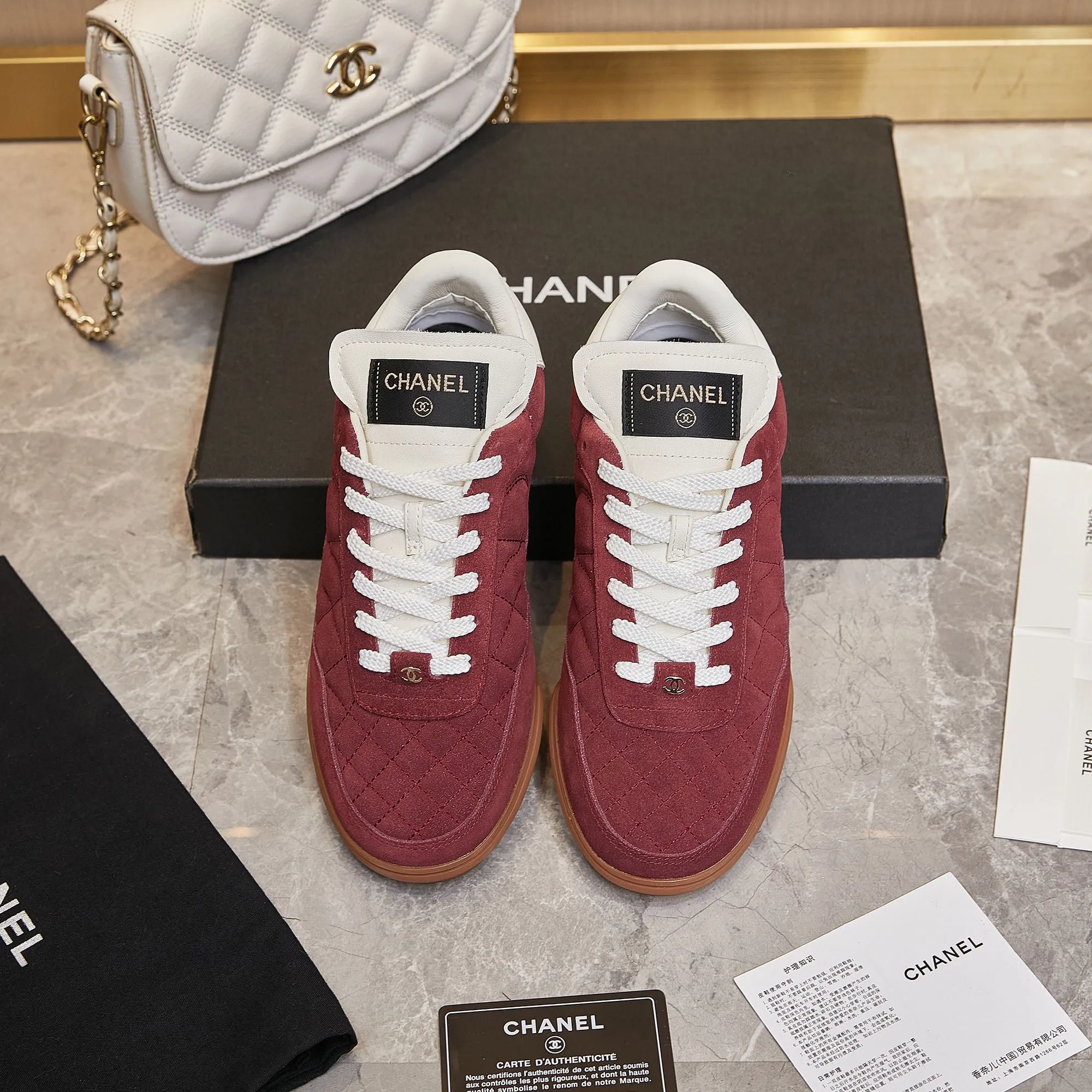 👟👟Ex-factory price 560👟👟 Chanel Chanel - 2024 counter top casual sports shoes This classic design; the upper is electro-embroidered with a variety of techniques; the outsole is fashionable and sporty; it is unusual to incorporate a variety of color matching elements... The diversified mix and match is very beautiful and versatile, casual, fashionable, sports and outdoor can be taken into account... ꫛꫀꪝ Go➫ Material: ❶Upper is made of: Original imported mixed-breed sheep ❷Inside made of: original imported breathable sheepskin ❸Outsole based on: original TPU outsole Full set of boutique packaging for women 35–41